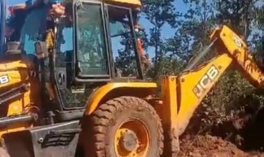 जशपुर: धड़ल्ले से चल रही जंगल में JCB, शिकायत के बाद भी कार्यवाही नहीं, कर्मचारी जेसीबी जप्त कर आधे रास्ते में ही छोड़े, सन्ना वन विभाग के कर्मचारियों पर मिलीभगत कर जंगल नष्ट कराने का आरोप " सैकड़ों ग्रामीण पहुंचे DFO कार्यालय"कार्यवाही नहीं होने की स्तिथि में DFO कार्यालय घेराव करने की चेतावनी..... पढ़िए पूरी खबर