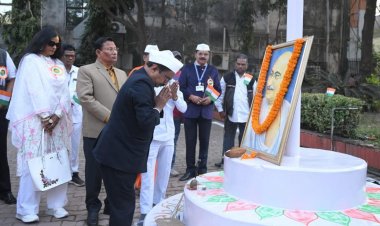 रायपुर : संभागायुक्त श्री कावरे ने राष्ट्रीय ध्वज फहराया   