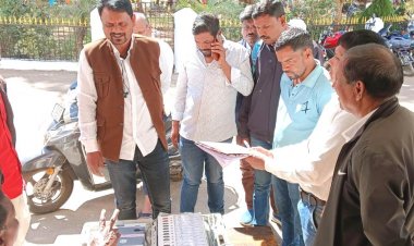 जशपुर: जाबो कार्यक्रम के तहत लोगों को अपने मताधिकार का उपयोग करने किया जा रहा जागरूक "अभियान चलाकर जशपुर के शहरी वार्डों में ईवीएम मशीन की दी जा रही जानकारी