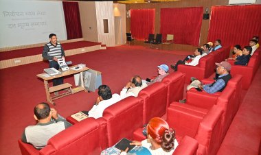 जशपुर: नगरीय निकायों में निर्वाचन हेतु जिला पंचायत कार्यालय में मीडिया कर्मियों का कार्यशाला आयोजित ई.व्ही.एम, निर्वाचन व्यय सीमा और पेड न्यूज के संबंध में दी गई जानकारी