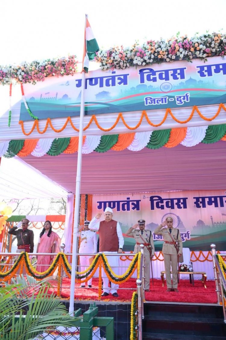 रायपुर : दुर्ग में विधान सभा अध्यक्ष डॉ. रमन सिंह ने राष्ट्रीय ध्वज फहराया            