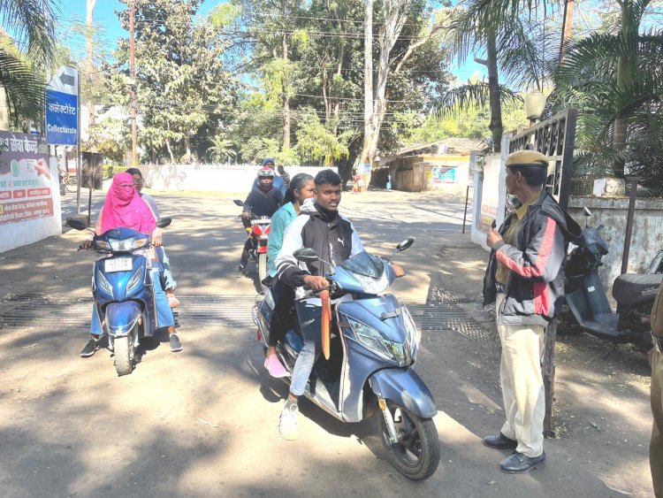 जशपुर: कार्यालय में कार्यरत कर्मचारियों के आवगमन पर रखी जा रही कड़ी नजर  कलेक्टोरेट कार्यालय में सीट बेल्ट और हेल्मेंट नहीं लगाकर आने वाले कर्मचारियों को दी गई समझाइश