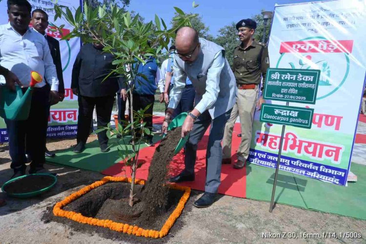 रायपुर : राज्यपाल श्री डेका ने ‘एक पेड़ मां के नाम‘ किया वृक्षारोपण
