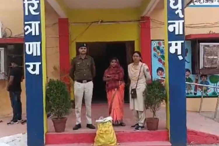 ग्राम तौलीडीह में छापामार कार्यवाही कर 01 महिला शराब तस्कर को किया गया गिरफ्तार