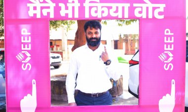 जशपुर: कलेक्टर श्री रोहित व्यास ने किया मतदान लोगों को बढ़ चढ़कर मतदान करने की अपील