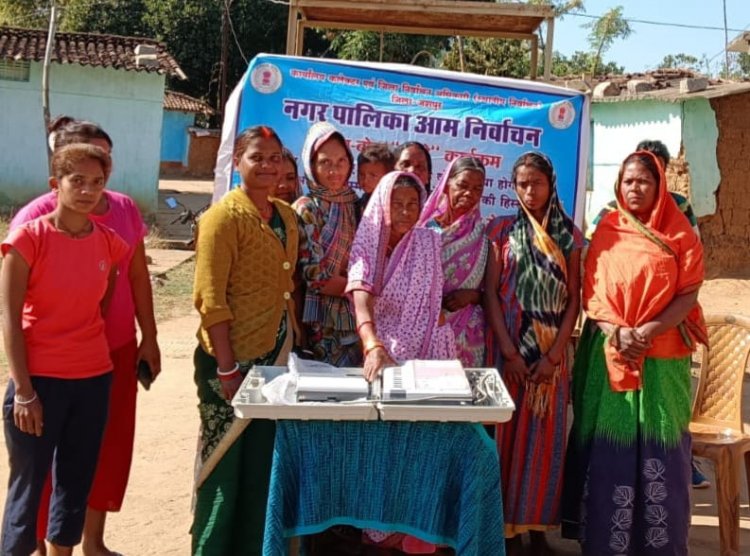 जशपुर: मतदाता जागरूकता अभियान के तहत लोगों की दी जा रही जानकारी