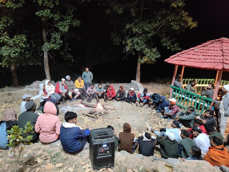 रायपुर : ठाड़पथरा में पर्यटन को बढ़ावा देने विविध गतिविधियों का आयोजन "ठाड़पथरा में  पर्यटकों और विद्यार्थियों ने जंगल ट्रैकिंग, बोटिंग का लिया आनंद