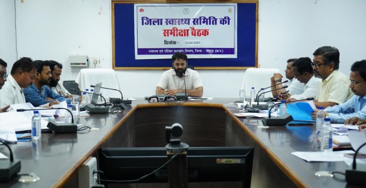 जशपुर:संस्थागत प्रसव के दौरान मां और बच्चे को अस्पताल में 48 घंटे विशेष निगरानी में रखेंगे, आयुष्मान योजना का लाभ मरीजों को जरूर दें-कलेक्टर
