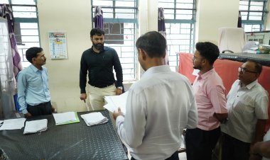 कलेक्टर ने बागबहार के तहसील कार्यालय का किया निरीक्षण" सभी प्रकरणों को आनलाईन पंजीयन करने के निर्देश " सीमांकन के प्रकरणों को अनावश्यक लंबित नहीं रखने की तहसीलदार को हिदायत 