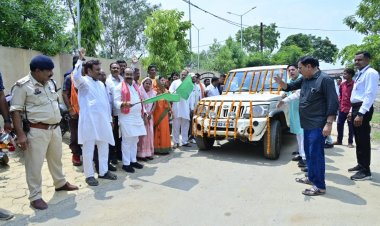रायपुर : उप मुख्यमंत्री श्री अरुण साव ने सोलर बैटरी वाहन को हरी झंडी दिखाकर किया रवाना