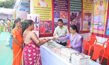 छत्तीसगढ़ राज्य स्थापना दिवस के रजत महोत्सव पर जशपुर में जनसंपर्क विभाग की प्रदर्शनी आकर्षण का केंद्र