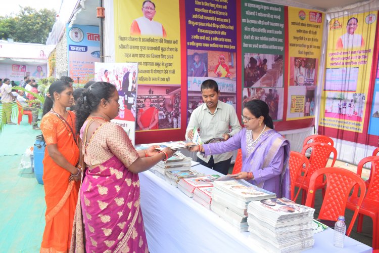 छत्तीसगढ़ राज्य स्थापना दिवस के रजत महोत्सव पर जशपुर में जनसंपर्क विभाग की प्रदर्शनी आकर्षण का केंद्र