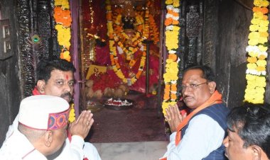 मुख्यमंत्री श्री विष्णु देव साय ने बस्तर की आराध्य देवी मां दंतेश्वरी की पूजा-अर्चना कर प्रदेशवासियों के सुख-समृद्धि और खुशहाली की कामना की