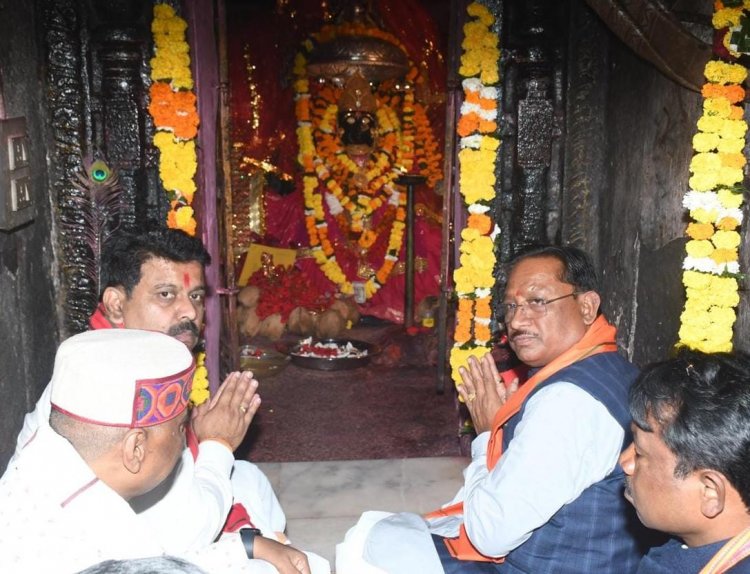 मुख्यमंत्री श्री विष्णु देव साय ने बस्तर की आराध्य देवी मां दंतेश्वरी की पूजा-अर्चना कर प्रदेशवासियों के सुख-समृद्धि और खुशहाली की कामना की