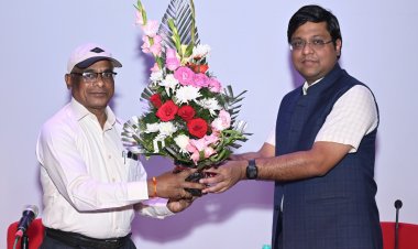 जनसंपर्क विभाग के अपर संचालक श्री जे.एल. दरियो को सेवानिवृत्ति पर दी गई गरिमामय विदाई ,जनसंपर्क विभाग मे अनवरत 36 वर्षों तक दी उल्लेखनीय सेवाएं