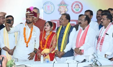 बेमेतरा में सामूहिक विवाह समारोह में शामिल हुए मुख्यमंत्री, नवदंपतियों को दिया आशीर्वाद