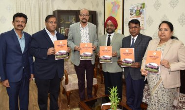 राज्यपाल श्री डेका को प्रमुख लोकायुक्त श्री उबोवेजा ने आयोग का वार्षिक प्रतिवेदन सौंपा