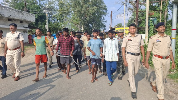 जशपुर: ऑपरेशन शंखनाद के तहत बड़ी कार्रवाई, 55 किलो कथित गौमांस के साथ 10 आरोपी गिरफ्तार; मोटरसाइकिल, हथियार और नकदी जब्त